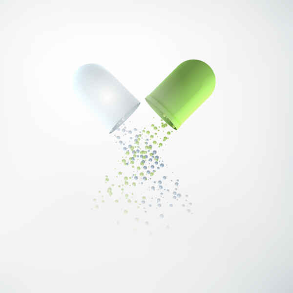 Geöffnete grüne Pille stellt die Cannabis-Vitamin B12-Kapseln dar.