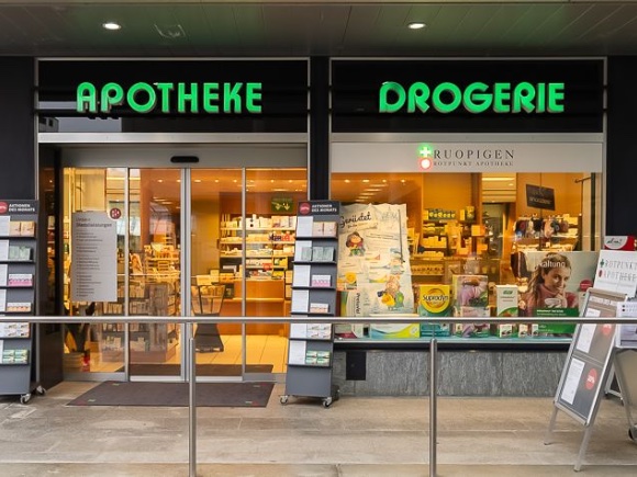 Aussenansicht und Eingang der Apotheke Ruopigen