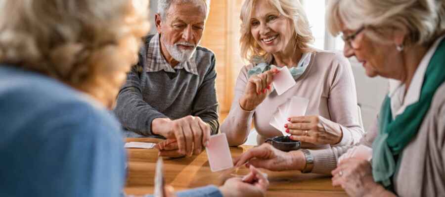 Seniorin entspannt mit CBD Öl – Stressabbau und Wohlbefinden dank Cannabidiol