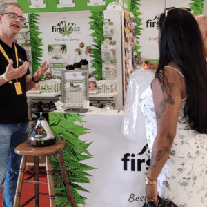 Ein Bild von Kunden und Geschäftsführer bei der CannaTrade am Stand im Jahre 2022