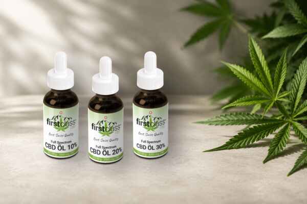 Drei CBD Öl Fläschchen von First Class in 10, 20 und 30 Prozent nebeneinander als Orientierung für die Wahl der passenden Stärke